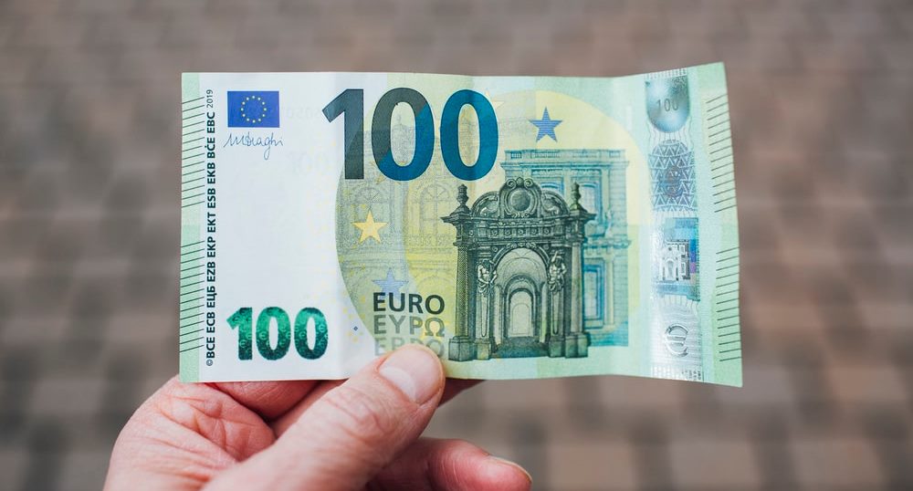  Euro e mbyll javen me nje tjeter rekord, zbret poshte 117 leke